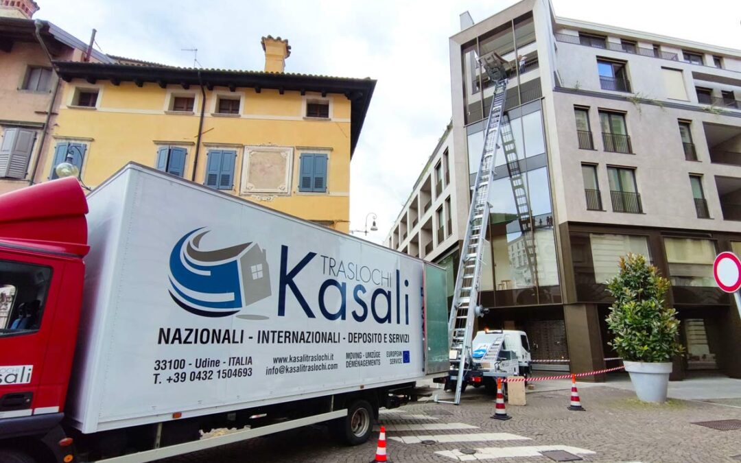 Noleggio autoscale: sollevamento materiale in quota ai piani più alti per traslochi in Friuli sicuri e senza stress